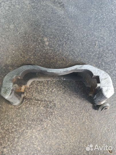 Скоба переднего суппорта Lancer 10