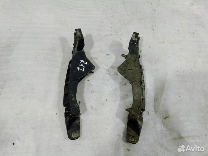 Направляющая переднего бампера комплект Mitsubishi