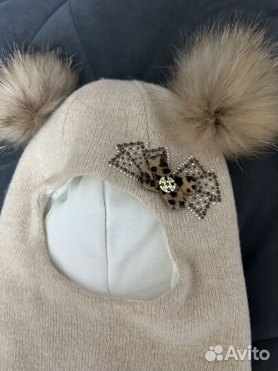 Шапка для девочки с помпонами