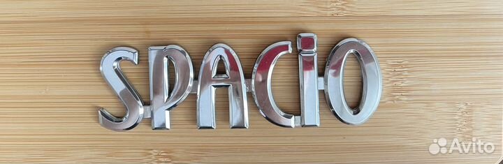 Эмблема на toyota corolla spacio