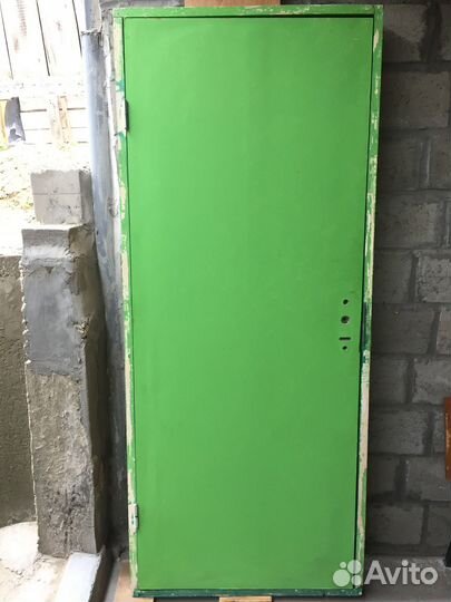 Дверь деревянная,петли дверные