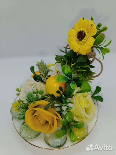 Цветочная композиция из искусственных цветов