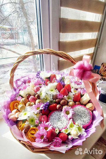 Корзина с ягодами, орехами и цветами