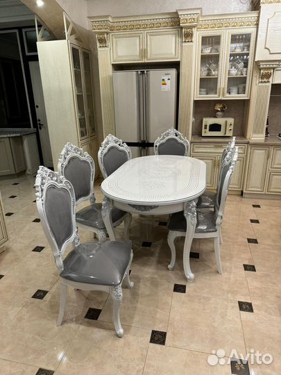 Стол и стулья