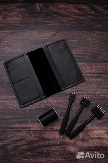 Обложка для документов с черной ниткой