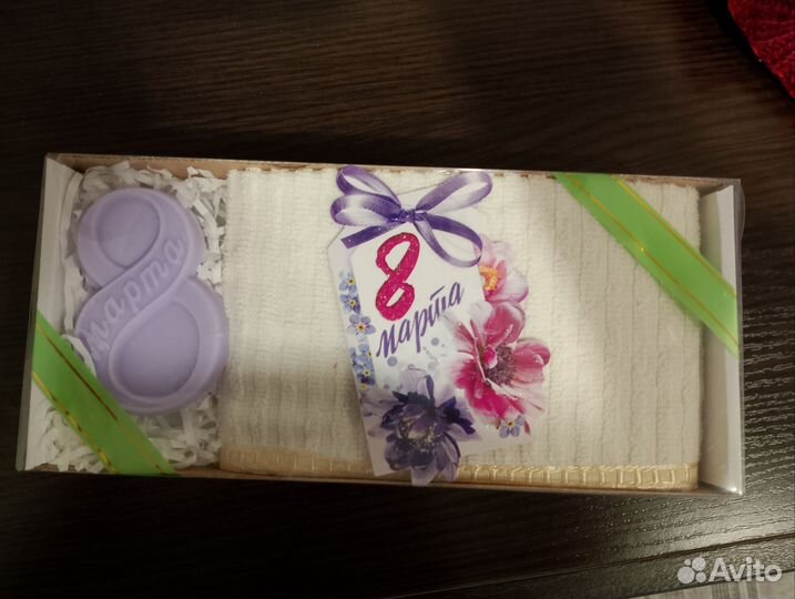 Подарки для женщин на 8 марта