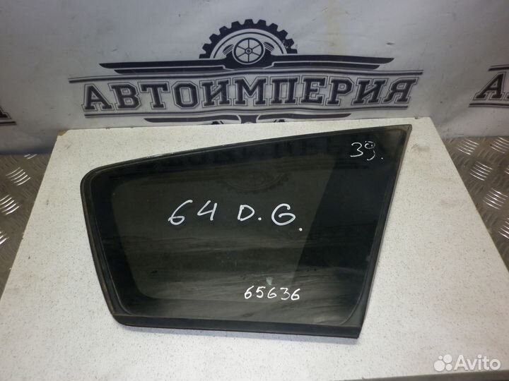 Стекло заднего правого крыла Pontiac Vibe 1