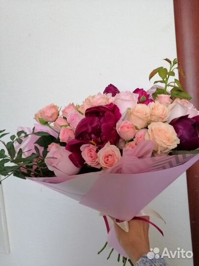 Букеты из цветов из пионов, роз и др