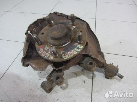 Кулак задний правый Мазда