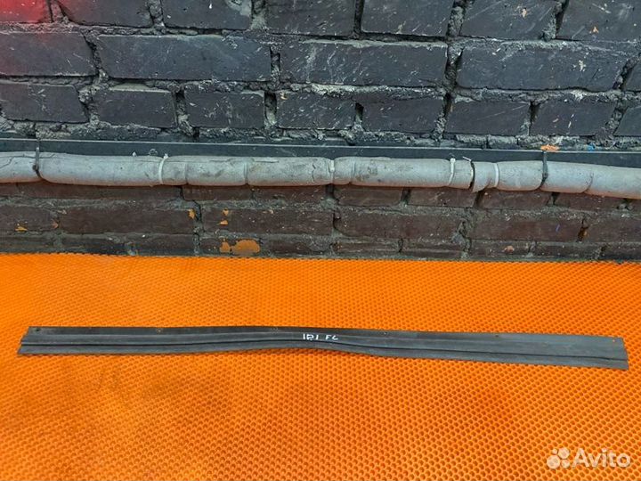 Уплотнительная резинка двери передняя левая Nissan