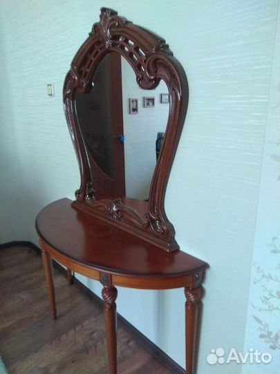 Консоль с зеркалом без дефектов