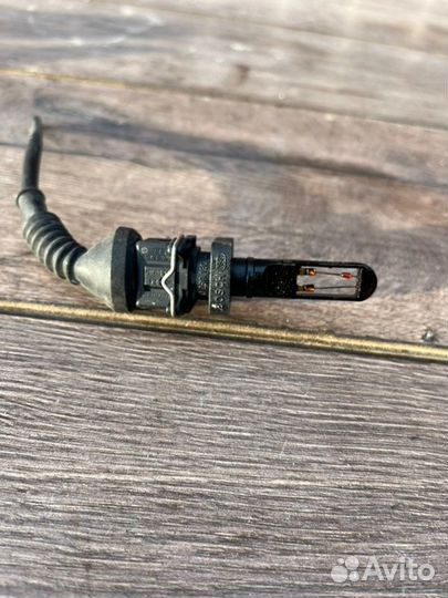 Датчик температуры воздуха на впуске Volkswagen