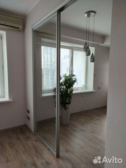 Подвесная перегородка из прозрачного стекла