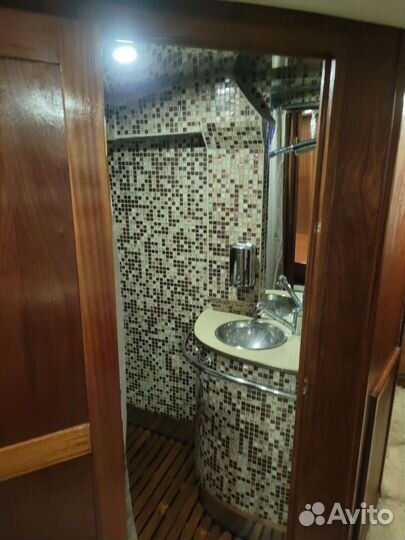 Моторная адмиральская яхта