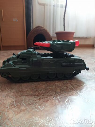 Танк игрушечный пластиковый