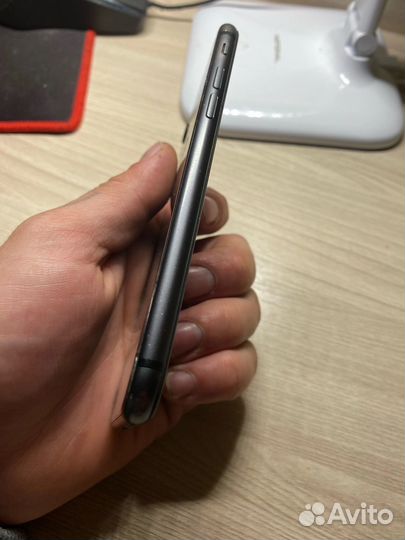 Телефон iPhone 8