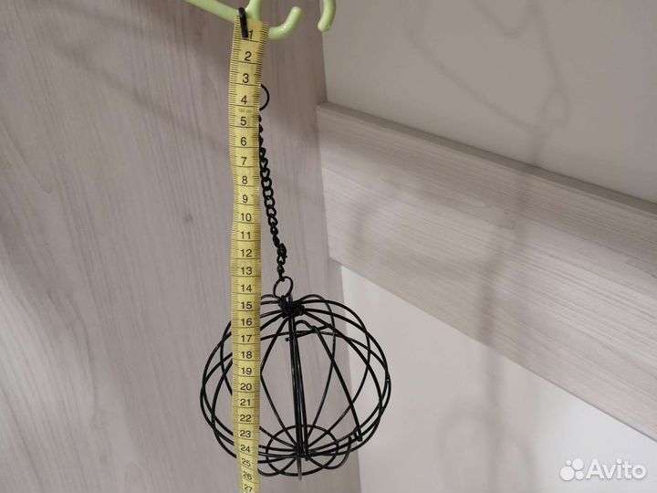 Подвесная кормушка с сеном для попугаев