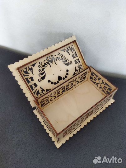 Деревянная шкатулка с голубями