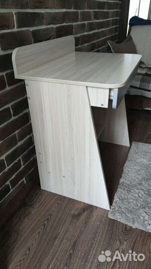 Детский письменный стол