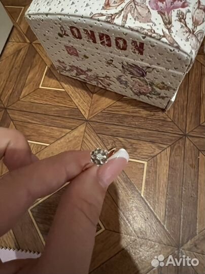 Кольцо с бриллиантом