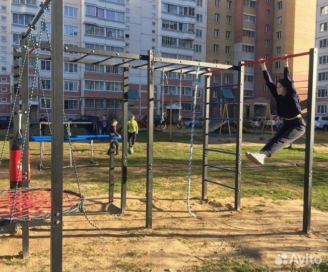 Уличный спорткомплекс с качелью
