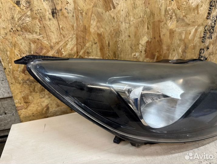 Фара галогеновая передняя правая Ford Focus 3