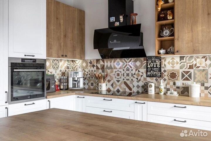 Кухня с каменным островом