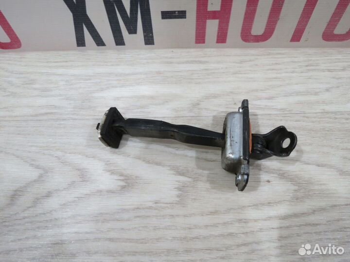 Ограничитель двери задний правый Kia Rio 4