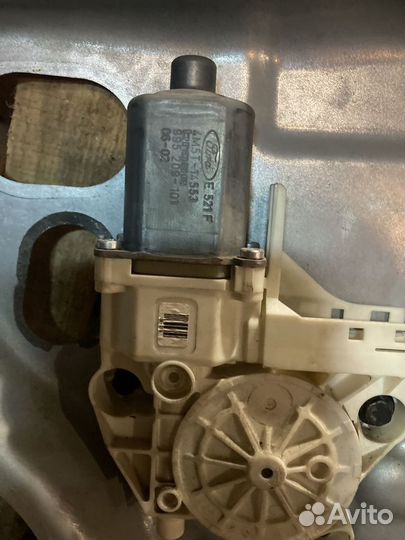 Стеклоподъемник передний правый Ford Focus 2