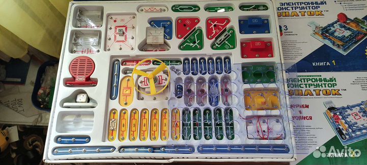 Электронный конструктор Знаток. 999 схем