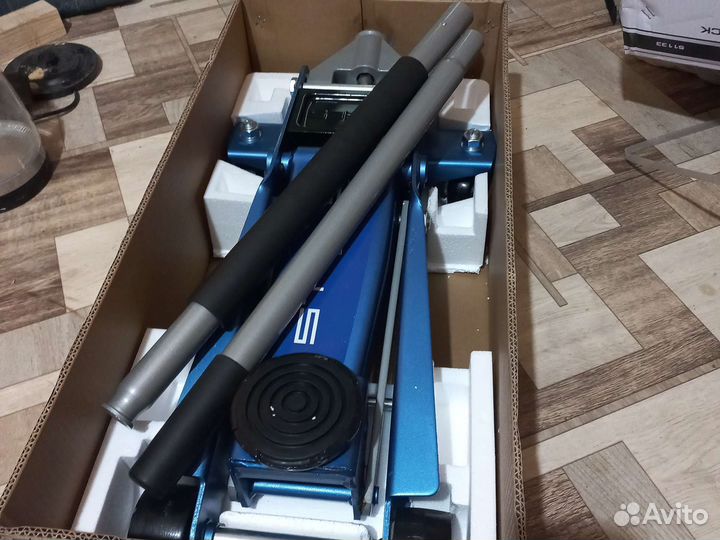 Домкрат подкатной 3т stels совсем новые