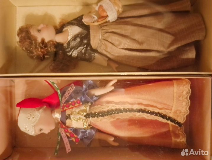 Фарфоровые куклы в костюмах народов мира