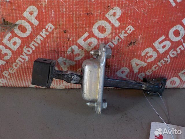 Ограничитель хода двери передний левый Mitsubishi