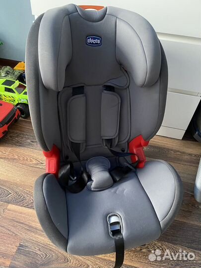 Продам детское автокресло Chicco Youniverse Fix