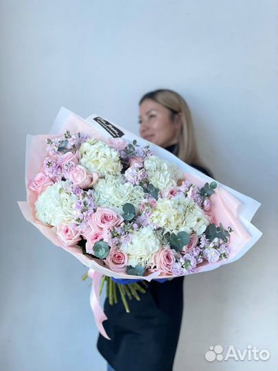 Роскошный букет с розами и гортензиями