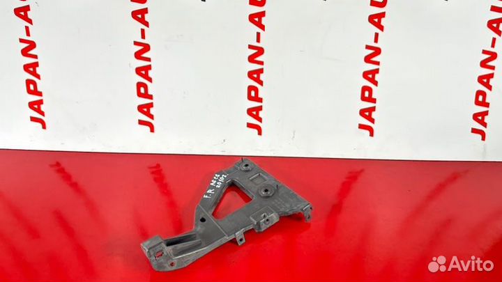 Кронштейн бампера передний правый Audi A6 C6 2.8