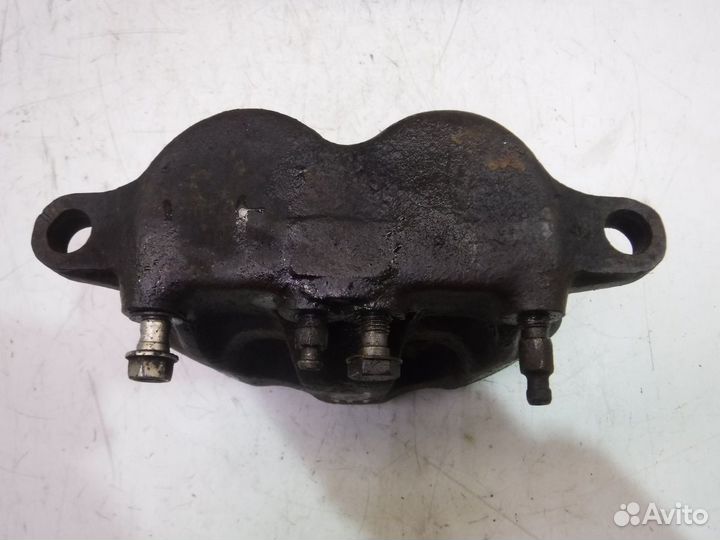 Суппорт передний правый Nissan Trade