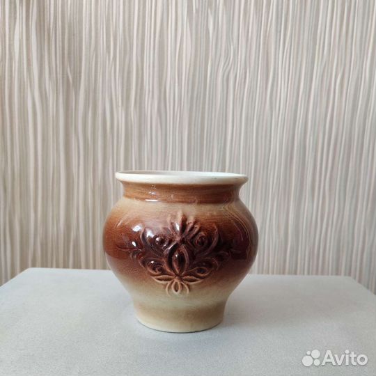 Бокалы для вина и блюдца