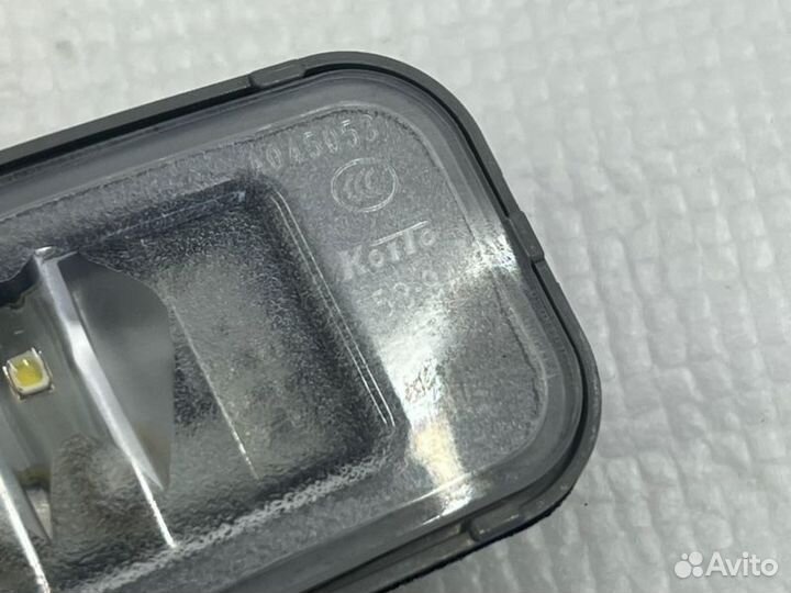 Плафон освещения номерного знака Toyota Camry