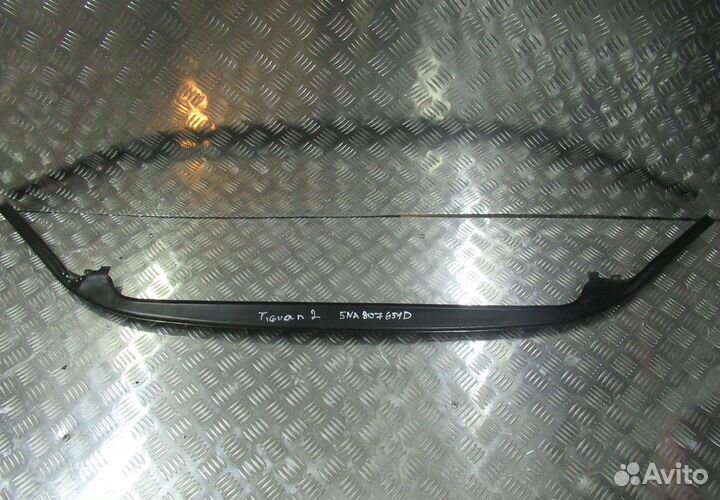 Усилитель переднего бампера (Верхняя часть) Volkswagen Tiguan 2 oem 5na807651 (мал.вмятина)