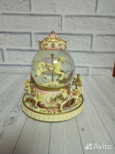 Музыкальный снежный шар