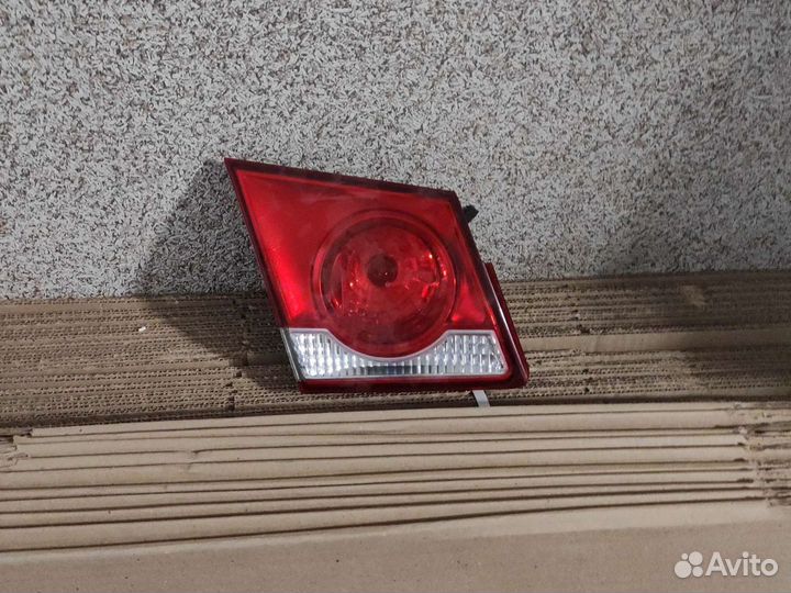 Фонарь задний левый на багажник Chevrolet Cruze