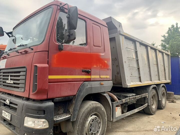 Водитель самосвала