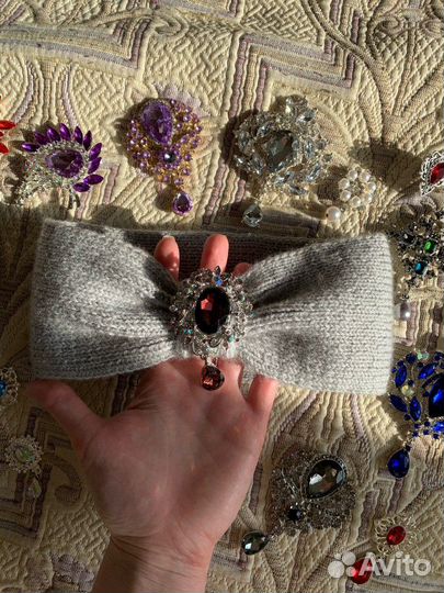 Повязочка с брошью роскошь весенняя вязаная