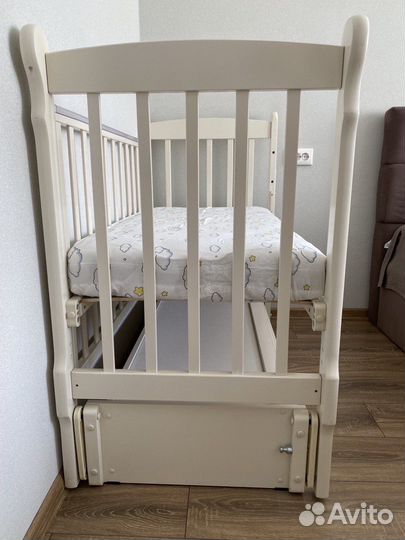 Детская кроватка с продольным маятником