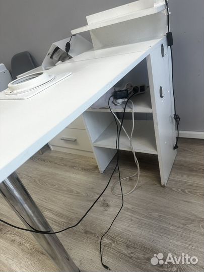 Маникюрный стол