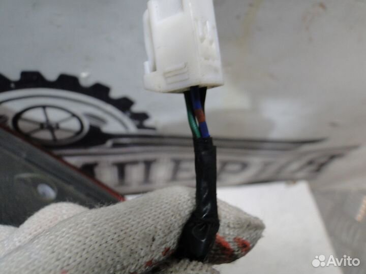 Фонарь крышки багажника правый Lexus LS460 2011