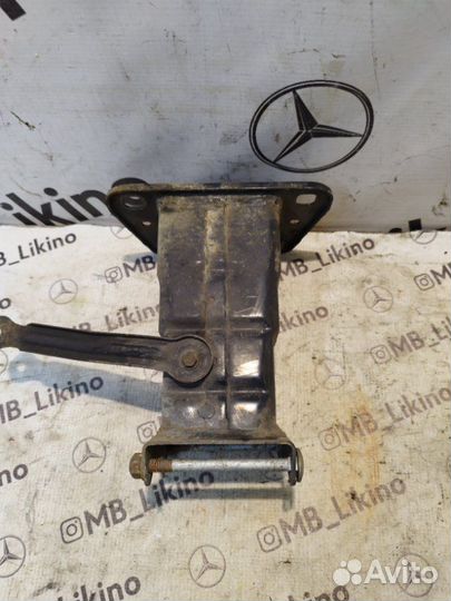 Кронштейн усилителя бампера передний левый