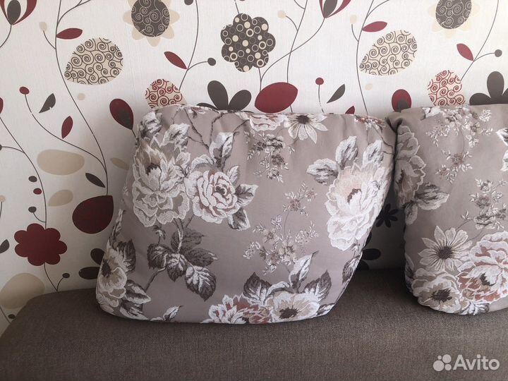 Подушки большая и малая на спинки дивана
