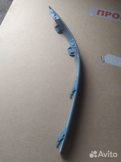 Молдинг переднего бампера левый Toyota Avensis 2